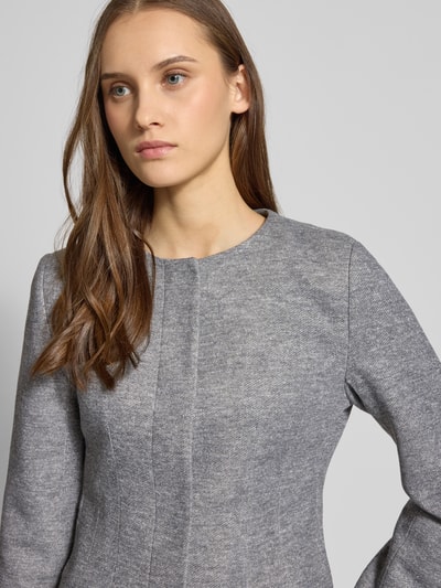 Frauenmodel trägt Slim Fit Jacke mit verdeckter Knopfleiste Modell 'SEDONA LIFE' von ONLY, Optik: Melange, Rundhals, Langarm, Nahaufnahme Oberkörper.