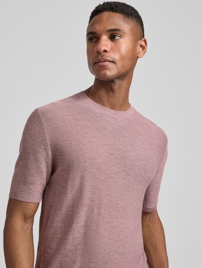 Mężczyznamodel nosi Slim Fit T-Shirt aus Leinen-Mix in Strick-Optik von Antony Morato w kolorze jasnoróżowym, okrągły dekolt, mieszanka lnu i wiskozy, krój slim fit, imitacja dzianiny, t-shirt męski, dodatki elastyczne, długość tyłu w rozmiarze M: 72 cm, krótki rękaw, zbliżenie na górną część tułowia