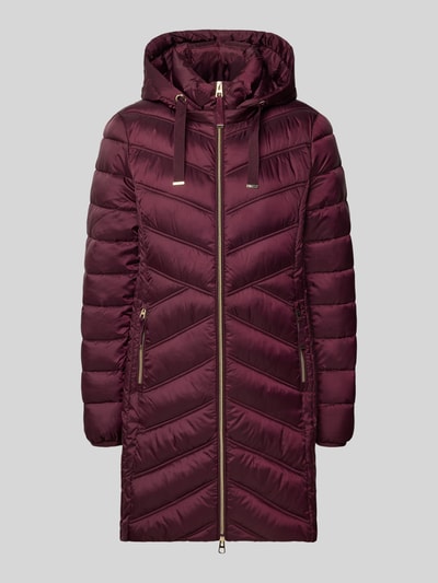 Produktfoto, Steppmantel mit Zweiwege-Reißverschluss von Christian Berg Woman Selection, krój slim fit, kaptur z troczkiem, kieszenie na zamek, długość tyłu w rozmiarze 36: 83 cm, szerokość ramion w rozmiarze 36: 40 cm, szerokość klatki piersiowej w rozmiarze 36: 48 cm, długość rękawa w rozmiarze 36: 65 cm, bordowy, pikowana faktura, złote detale zamków