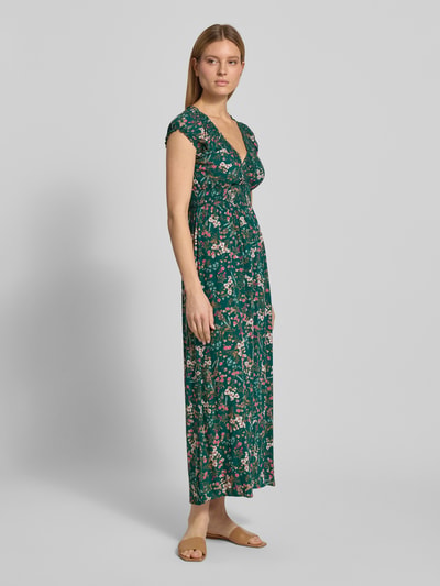Modelka kobieca ma na sobie Regular Fit Maxikleid aus reiner Viskose mit V-Ausschnitt von Apricot, tkanina w kwiatowy nadruk na całej powierzchni, krótki rękaw, obszycie falbanami, krój taliowany, efekt fałdowania, długość tyłu w rozmiarze S: 129 cm, szerokość w rozmiarze S: 46 cm, widok całej sylwetki z przodu.