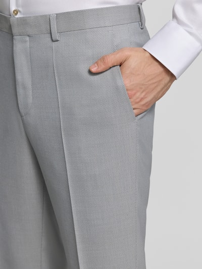 Männermodel trägt Skinny Fit Anzughose mit Woll-Anteil Modell 'HESTEN253X' von HUGO, Optik: Allover-Muster, Detailaufnahme.