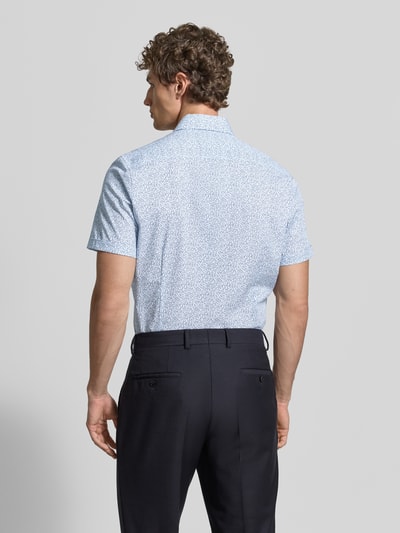 Männermodel trägt Slim Fit Business-Hemd mit Kentkragen von OLYMP Level Five, Baumwoll-Mix mit Stretch-Anteil, Ganzkörperansicht Rückansicht.