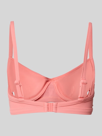 Frauenmodel trägt Bikini-Oberteil mit Strukturmuster Modell 'Cimazy' von Barts in Rosa mit verstellbaren Trägern, Nahaufnahme Rückansicht.