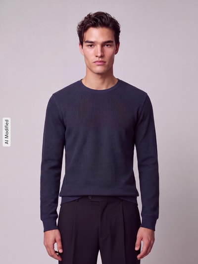 Männermodel trägt Regular Fit Langarmshirt aus reiner Baumwolle von s.Oliver RED LABEL in Dunkelblau, Ganzkörperansicht von vorne, KI-modifiziertes Bild