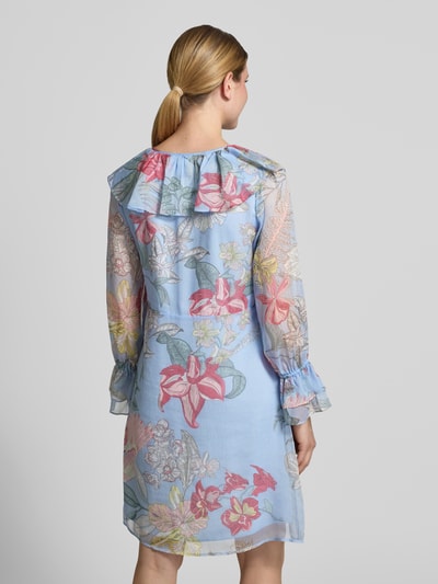 Frauenmodel trägt Knielanges Kleid mit V-Ausschnitt und Volants von Comma, Chiffon, Gerader-Schnitt, Allover-Look, Ganzkörperansicht Rückansicht.
