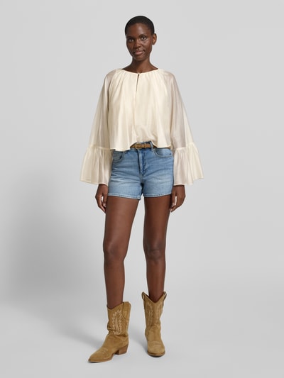 Frauenmodel trägt Relaxed Fit Bluse aus Lyocell-Mix mit Rüschenbesatz von Liu Jo White in Creme mit Rundhalsausschnitt und Schlüssellochausschnitt, Ganzkörperansicht von vorne.