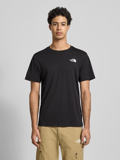 Männermodel trägt Regular Fit T-Shirt mit Logo-Print von The North Face, Baumwoll-Mix, Rundhalsausschnitt, Herren T-Shirt, Ganzkörperansicht von vorne.