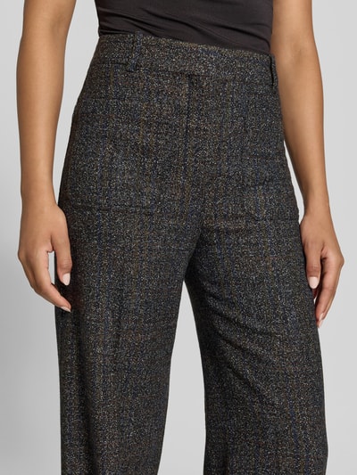 Frauenmodel trägt High Waist Business-Hose mit Bundfalten von Victoria Beckham, Melange-Optik, strukturierte Webware, Nahaufnahme Oberkörper
