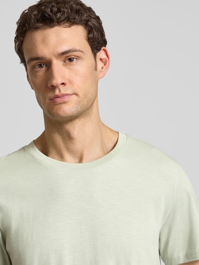 Männermodel trägt Regular Fit T-Shirt aus reiner Baumwolle Modell 'HASPEN' von Selected Homme in Melange-Optik, Nahaufnahme Oberkörper.