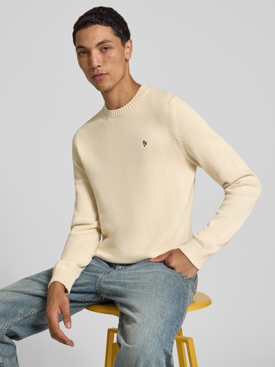 Männermodel trägt Strickpullover mit gerippten Abschlüssen von REVIEW aus reiner Baumwolle in Beige, Nahaufnahme Oberkörper.