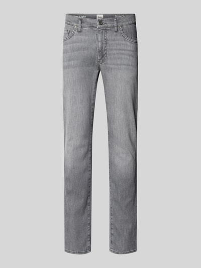 Produktfoto, graue Slim-Fit Herren Jeans mit Eingrifftaschen Modell 'Chuck' von BRAX, Baumwoll-Elasthan-Mix, dezente Waschung, 43 cm Bundweite, 81 cm Innenbeinlänge, klare Linien und glatte Textur