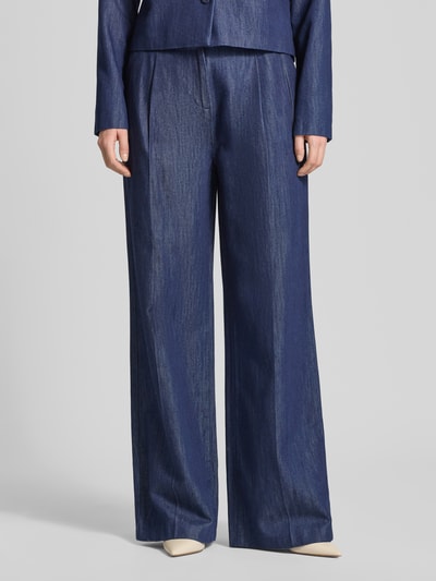 Frauenmodel trägt Wide Fit Jeans mit Lyocell-Anteil von Christian Berg Woman Selection, dunkelblauer Baumwoll-Mix, Bundfalten, Ganzkörperansicht von vorne.