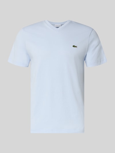 Produktfoto, Regular Fit T-Shirt aus reiner Baumwolle von Lacoste in Hellblau, unifarben, mit Logo-Stitching, kurzarm, V-Ausschnitt.