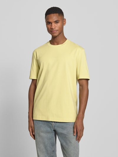 Mannelijk model draagt Regular Fit T-shirt uit katoenmix model 'TCHUP' van BOSS Orange, look: effen, labelopschrift, ronde hals, korte mouw, fijnrib materiaalverwerking, heren t-shirt, ganzekörperaanzicht van voren.