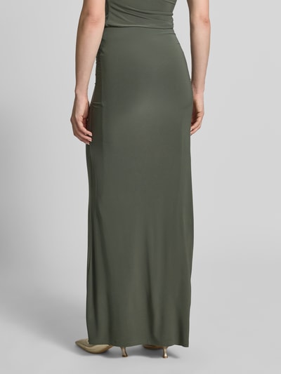 Frauenmodel trägt Maxirock mit Drapierungen Modell 'Mimi Flute' von Forever New in olivgrünem Material-Mix mit Stretch, Ganzkörperansicht Rückansicht.