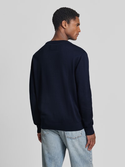 Mannelijk model draagt donkerblauwe katoenen trui Regular Fit Pullover aus reiner Baumwolle model 'LOUKAA' van ARMEDANGELS, Ganzkörperansicht Rückansicht.