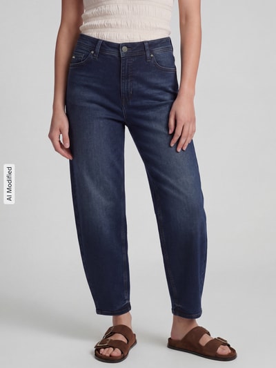 Frauenmodel trägt Barrel Jeans aus Baumwoll-Mix Modell 'HANNI 7/8' von Raffaello Rossi, dunkelblauer Denim, Ganzkörperansicht von vorne, Damen Barrel Jeans von Raffaello Rossi