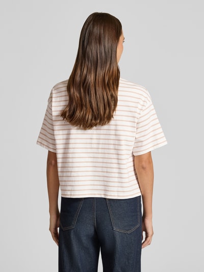 Frauenmodel trägt Poloshirt mit kurzer Knopfleiste von Christian Berg Woman, Reine Baumwolle, Gerader-Schnitt, 1/2-Arm, Rückenlänge 44 cm, gestreiftes Muster in Beige und Weiß, strukturierte Oberfläche, Ganzkörperansicht Rückansicht.