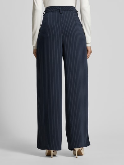 Vrouwenmodel draagt stoffen broek van Raffaello Rossi, model 'MAYLA', materiaalmix met viscose, los model, Franse steekzakken, binnenbeenlengte maat 36: 82 cm, bandwijdte maat 36: 40 cm, donkerblauw met witte strepen, geheel achteraanzicht.