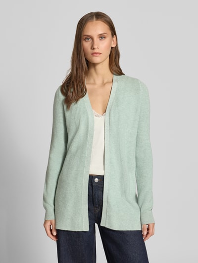 Frauenmodel trägt Regular Fit Strickjacke aus Viskose-Mix Modell 'MARY' von ONLY in Hellgrün, Damen Strickjacke, Ganzkörperansicht von vorne.