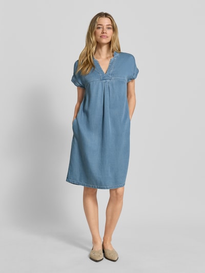 Vrouwenmodel draagt Knielanges Jeanskleid mit Tunikakragen van Oui, dames denimjurk van puur lyocell in recht model, knielengte, tuniekkraag, kapmouwen, ruglengte maat 36: 96 cm, borstwijdte maat 36: 45 cm, lichtblauw, zachte structuur, ganzekörpervooraanzicht.