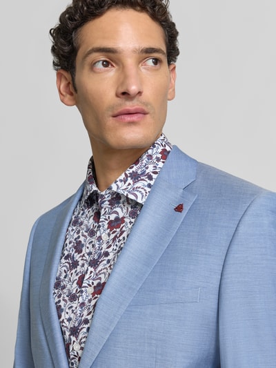Männermodel trägt Slim Fit Anzug aus Schurwoll-Mix mit Viskose-Anteil von ROY ROBSON, hellblau mit glatter Textur, Nahaufnahme Oberkörper.