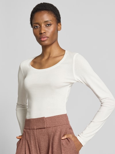 Vrouwenmodel draagt wit shirt met lange mouwen van mix van katoen en modal model 'Sorana' van OPUS, Dames, Nahaufnahme Oberkörper.