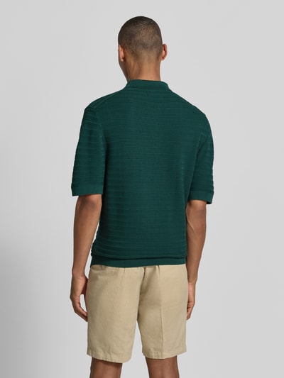 Männermodel trägt Regular Fit Poloshirt mit kurzem Reißverschluss von MCNEAL, Baumwoll-Mix mit Viskose-Anteil, Strukturmuster, Ganzkörperansicht Rückansicht.