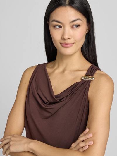 Vrouwenmodel draagt Top met asymmetrische cascadehals van zero, materiaalmix met stretch, regular fit, siergesp, ruglengte maat 36 51 cm, close-up bovenlichaam
