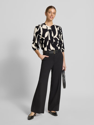 Frauenmodel trägt Regular Fit Bluse aus Reine Viskose mit 3/4-Arm Modell 'CHANISE' von Soyaconcept, Allover-Look, Rundhalsausschnitt, Ganzkörperansicht von vorne.