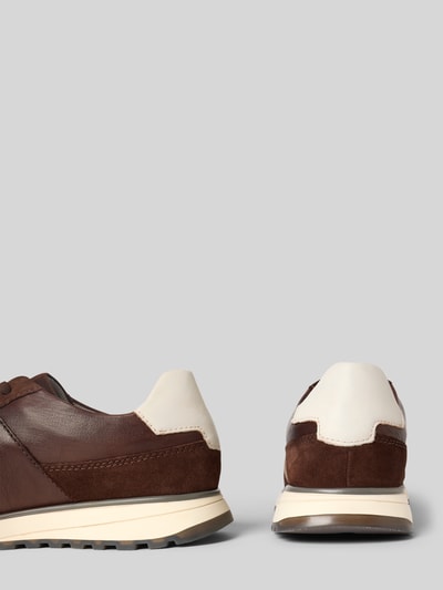 Produktfoto, Sneaker aus beschichtetem Leder mit Label-Details Modell 'Timon' von bugatti, braun-beige, strukturierte Sohle, abgerundete Form