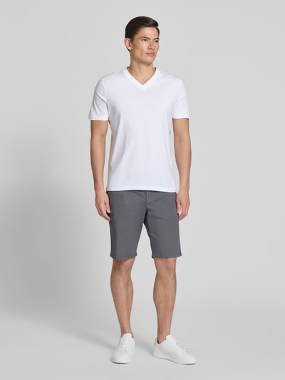 Männermodel trägt Regular Fit T-Shirt aus reiner Baumwolle von s.Oliver RED LABEL, weiß, V-Ausschnitt, unifarben, Jersey, Ganzkörperansicht von vorne.