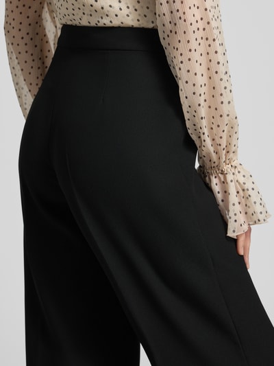 Kobiece modelka nosi Weite Hose mit Bügelfalten Modell 'NANTES' od MAX&Co., czarny kolor, krój regular fit, widok z tyłu, zbliżenie na biodra.