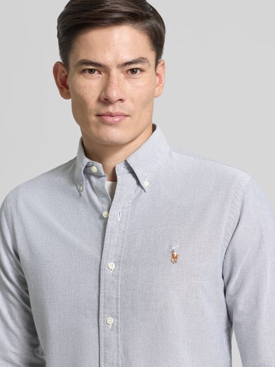 Männermodel trägt Freizeithemd mit Knopfleiste von Polo Ralph Lauren aus reiner Baumwolle im Regular-Fit, Label-Stitching, Nahaufnahme Oberkörper.