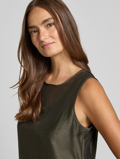Frauenmodel trägt Midikleid mit Leinen-Anteil Modell 'Welsa' von OPUS, Lyocell-Mix, Rundhalsausschnitt, Nahaufnahme Oberkörper.