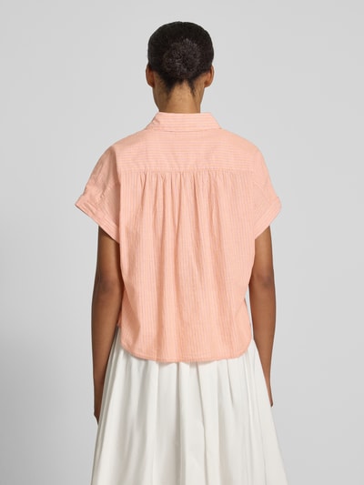 Frauenmodel trägt Boxy Fit Hemdbluse aus reiner Baumwolle von Marc O'Polo, Optik:Allover-Muster, gestreift, Rückenpasse mit Raffung, Kurzarm, Ärmelabschluss fixierter Umschlag, Brusttaschen, helle Farben, lockere Textur, Ganzkörperansicht Rückansicht.