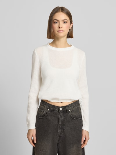 Kobiece modelka nosi Rundhals Pullover mit Tunnelzug od Review w kolorze białym, luźny krój, prążkowane wykończenia, widok z przodu, ujęcie całej sylwetki.