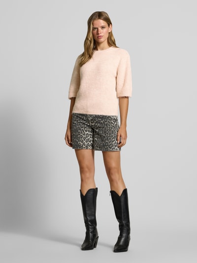 Vrouwenmodel draagt pullover met 1/2-mouwen model 'SUTTON' van NOISY MAY®, materiaalmix met wol, regular fit, ronde hals, geheelvooraanzicht.