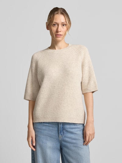 Vrouwenmodel draagt Relaxed Fit T-shirt uit wolmix Model 'Astrid' van FREE/QUENT, tricotlook, beige, 1/2-mouwen, ronde hals, vooraanzicht, context: dames t-shirt van FREE/QUENT, elastische materiaalmix met wol, relaxed fit, model 'Astrid', tricotlook, 1/2-mouwen, ronde hals, ruglengte maat S: 57 cm, mouwlengte maat S: 28 cm.