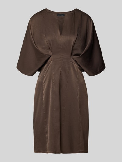 Produktfoto, knielanges Kleid mit Viskose-Anteil Modell 'VIANNA' von Copenhagen Muse in Braun, Satin-Oberfläche, taillierte Passform, V-Ausschnitt, 3/4-Arm, Damen.