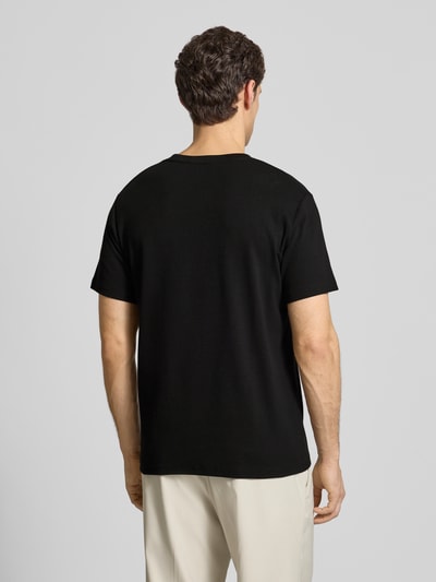 Męski model trägt Regular Fit T-Shirt aus Baumwoll-Mix Modell 'SPENCER' von SELECTED HOMME, efekt: jednolity kolor, wzór w paski, okrągły dekolt, krótki rękaw, drobne prążkowanie, mieszanka bawełny, Ganzkörperansicht Rückansicht.