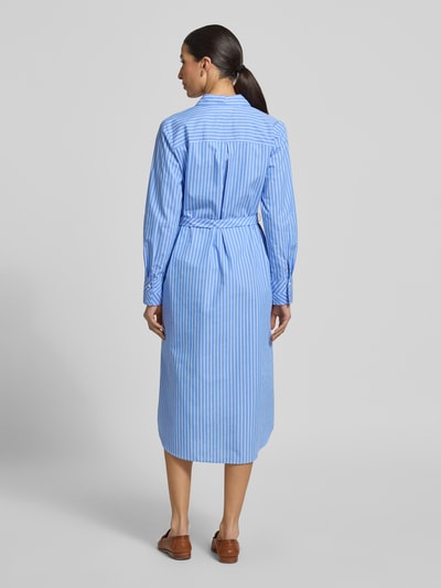 Vrouwenmodel draagt 'Hemdblusenkleid met afneembaar stoffen band' van comma in lichtblauwe en witte strepen, katoenmix, getailleerd, overhemdkraag, met lange mouwen, doorknoopsluiting, midilengte, ruglengte bij maat 36: 120 cm, borstwijdte: 45 cm, mouwlengte: 59 cm. Ganzkörperansicht Rückansicht.