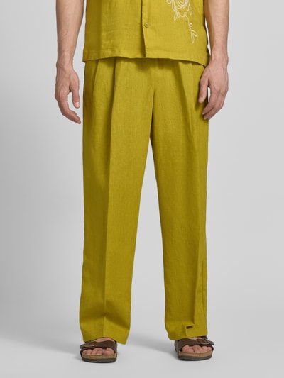 Männermodel trägt Relaxed Fit Leinenhose aus reinen Leinen von JAKE*S STUDIO MEN in Senfgelb, elastischer Bund, Eingriff- und Gesäßtaschen, semitransparent, Ganzkörperansicht von vorne.