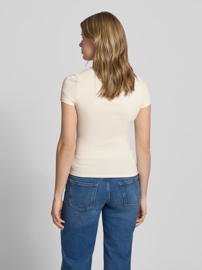 Frauenmodel trägt Slim Fit T-Shirt mit Motiv-Stitching von REVIEW, cremefarben, elastischer Baumwoll-Mix, Rückansicht, Ganzkörperansicht Rückansicht.