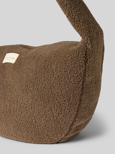 Produktfoto, braune Schultertasche mit Teddyfell-Struktur, Logo-Detail, Reißverschluss, Studio Noos Shoulder Bag aus Teddyfell