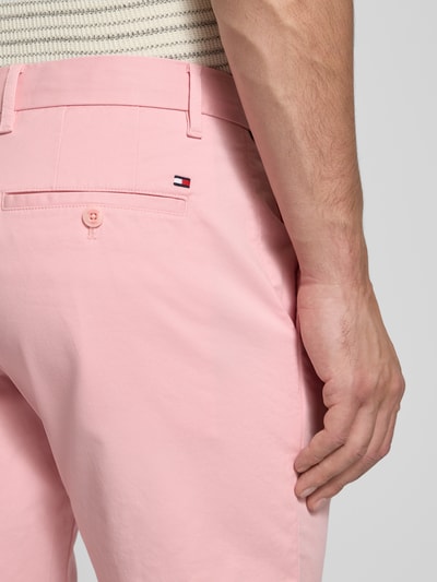 Tommy Hilfiger Szorty chinosy o kroju slim fit z mieszanki bawełny i elastanu Jasnoróżowy 3