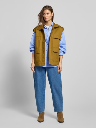 Frauenmodel trägt Oversized Poplin-Bluse - curated by Tinvcb von SIC, reine Baumwolle, Regular Fit, hellblau, Ganzkörperansicht von vorne