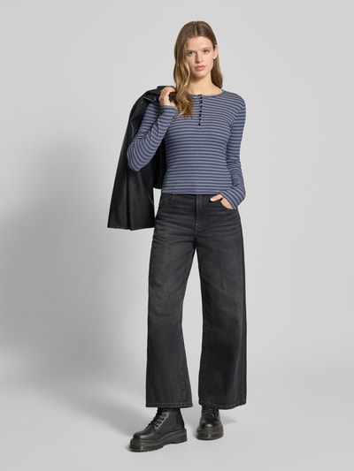 Vrouwenmodel draagt Slim Fit Longsleeve met knoopsluiting van Review, dames shirt met lange mouwen, katoenmix, ronde hals, ruglengte maat S 50 cm, donkerblauwe en zwarte strepen, slim fit. Volledige lichaamsweergave van voren.