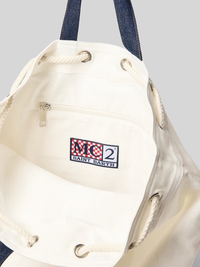 Produktfoto, Beach Bagpack mit Kordelzug und Label-Stitching von MC2 Saint Barth, mieszanka bawełny z dodatkiem streczu, główna przegroda z trokiem, kieszeń zapinana na zamek błyskawiczny, wnętrze jasne, wyhaftowane logo, rozmiary: szerokość w rozmiarze 1: 42 cm, długość w rozmiarze 1: 50 cm, głębokość w rozmiarze 1: 30 cm, długość paska na ramię w rozmiarze 1: 77 cm
