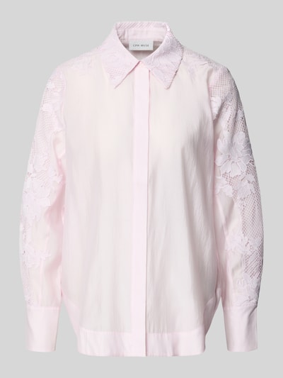 Produktfoto, Relaxed Fit Bluse mit Spitze und verdeckter Knopfleiste von Copenhagen Muse, hellrosa, florale Spitzendetails, Hemdblusenkragen